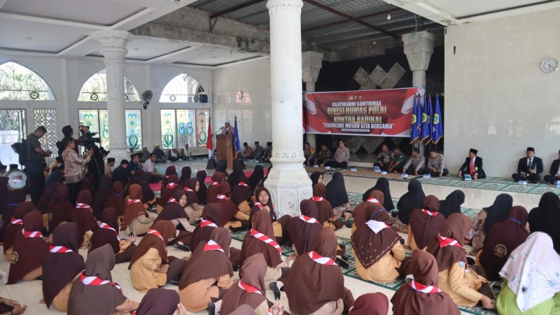 Suasana Antusias Para Santri dan Santriwati saat Acara Safari Kamtibmas di Ponpes Nurul Hikmah (Sumber Foto: Humas Polresta Mataram) Suasana Antusias Para Santri dan Santriwati saat Acara Safari Kamtibmas di Ponpes Nurul Hikmah (Sumber Foto: Humas Polresta Mataram)
